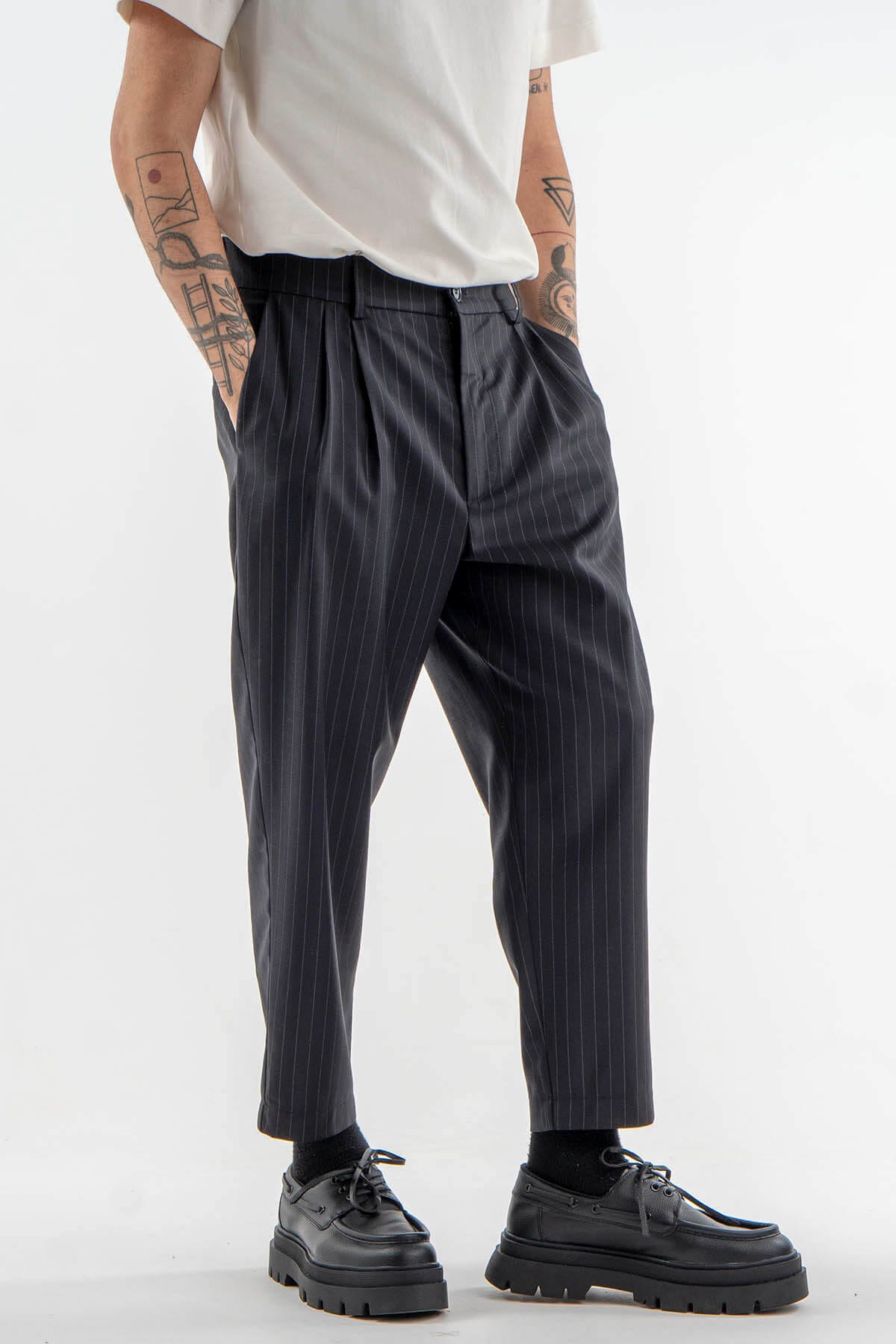 Striped 7/8 length Trousers in Gray