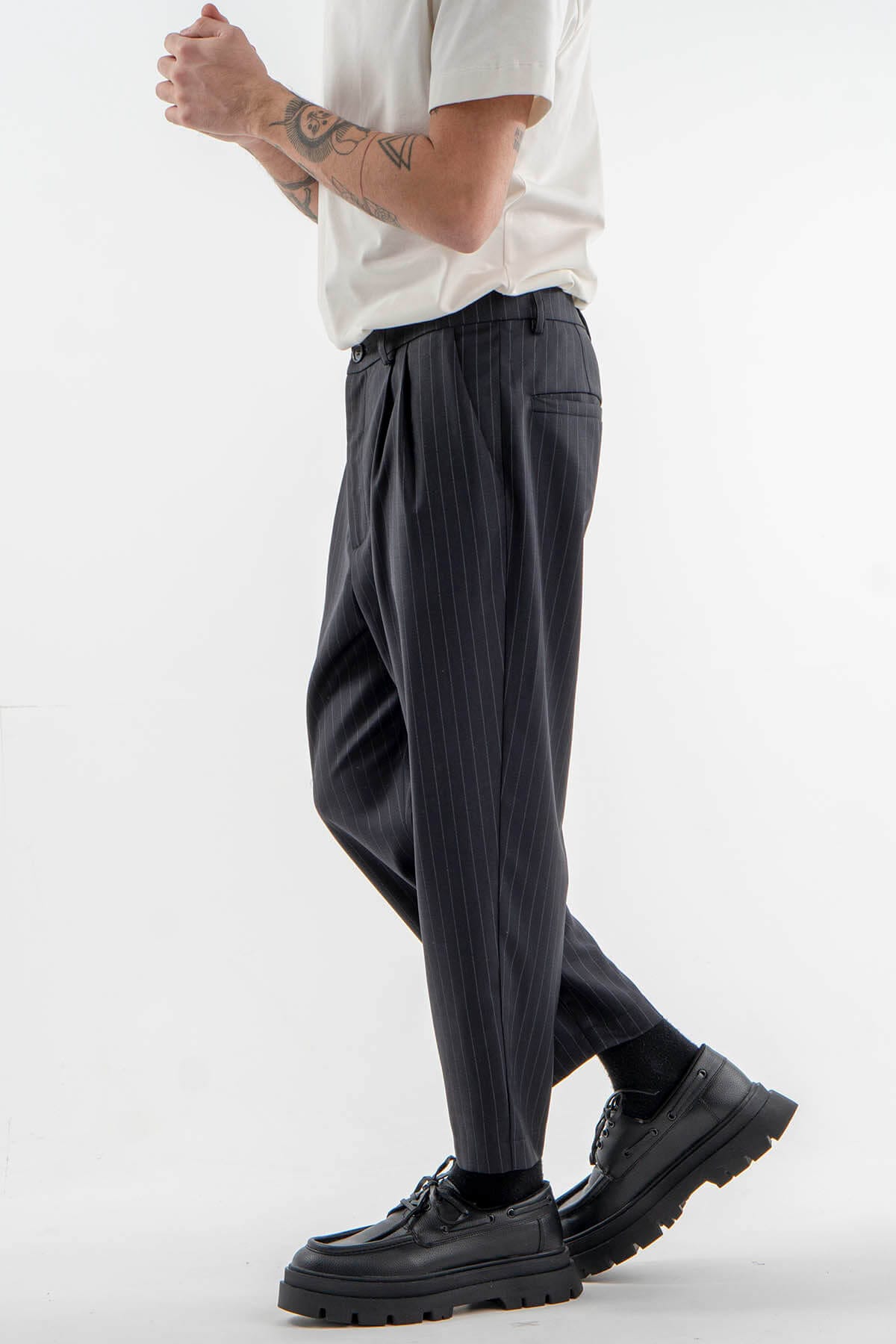 Striped 7/8 length Trousers in Gray