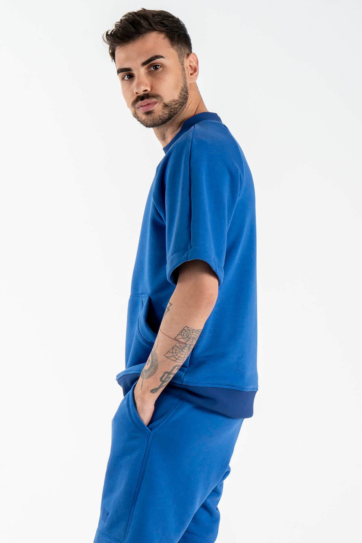 Kangaroo pocket T-shirt in Blue